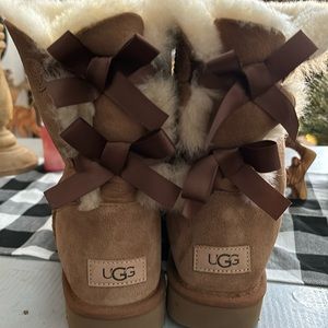 NWOT UGG Bailey bow boots chestnut color